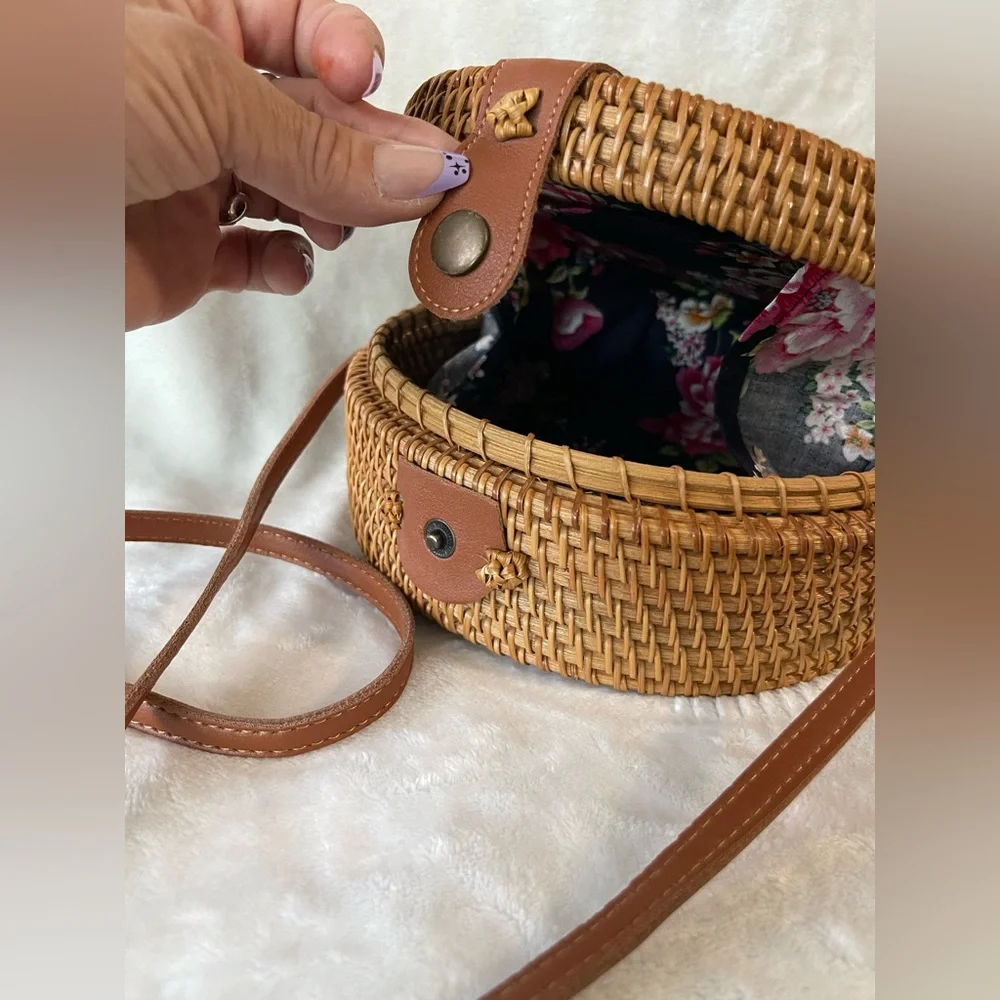 Summer handwoven Rattan circle purse crossbody boho fun and super cute beach - Picture 9 of 13